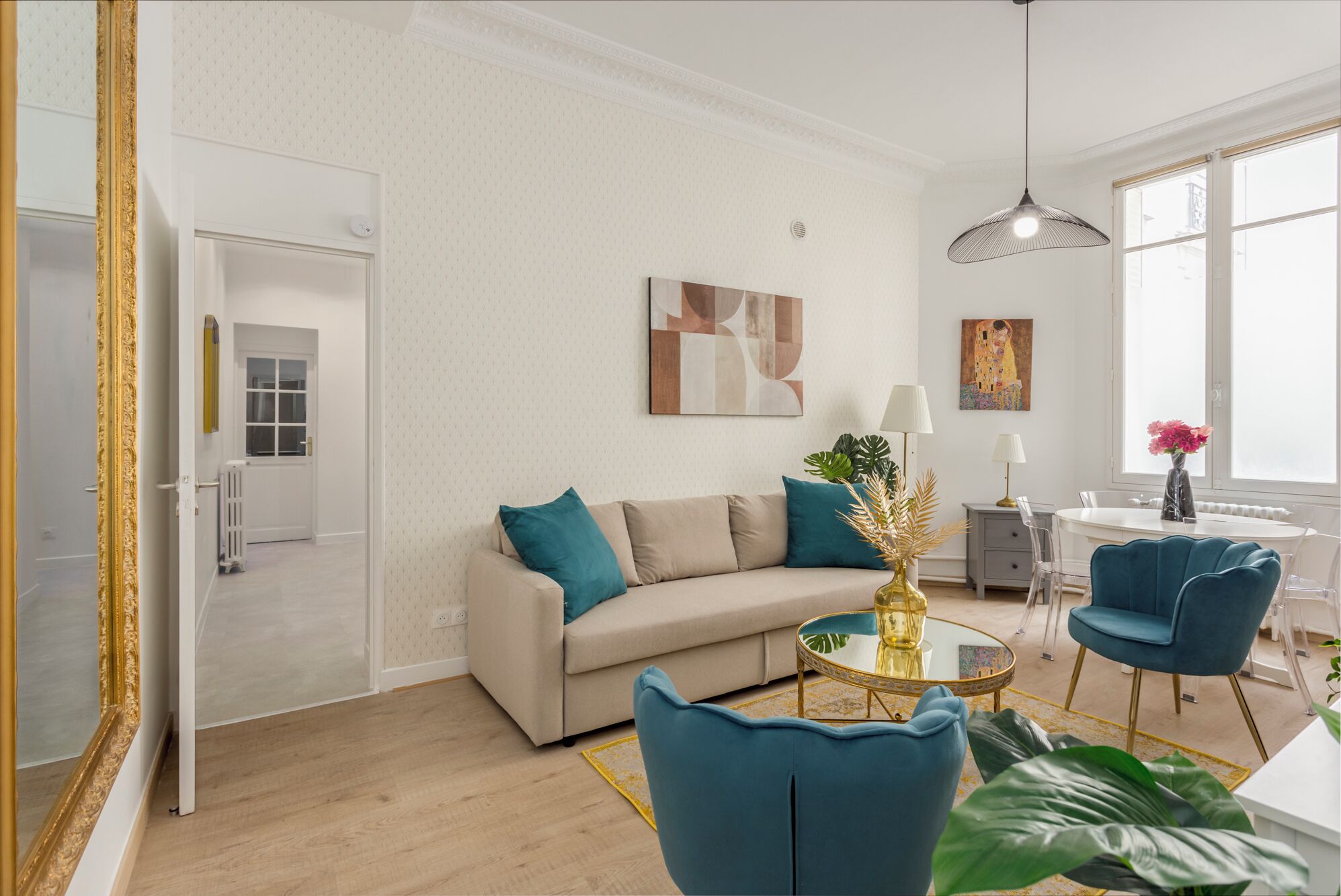 公寓, 庭院景观 | 起居区 | 32-英寸智能电视（配备有线频道）、Netflix、流媒体服务