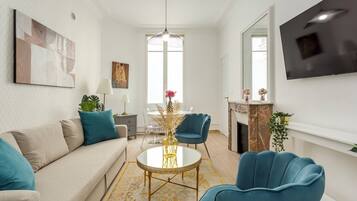 Appartement, vue cour intérieure | Coin séjour | TV connectée, Netflix, services de streaming, espaces bureaux