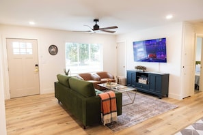 Een smart-tv, een dvd-speler en een kantoor