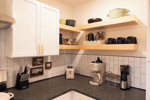 Een koelkast, een magnetron, een oven, een kookplaat