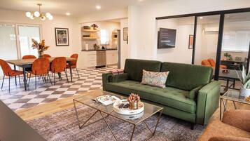 Een smart-tv, een dvd-speler en een kantoor