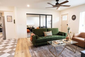 Smart-TV, DVD-Player, Arbeitsbereiche