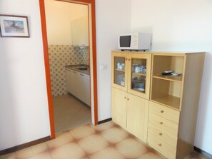 Vila, 2 quartos, varanda, vista para o jardim | Sala de jantar