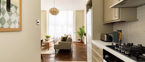 Fridge, oven, stovetop, dishwasher