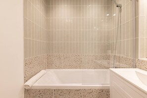 Shower, towels - Notting Hill Ground-Floor Retreat (London)