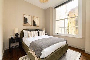2 bedrooms, desk, WiFi, bed sheets