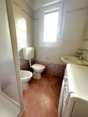 Vila, 2 quartos, varanda, vista para o jardim | Banheiro
