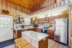 Kjøleskap, mikrobølgeovn, ovn og kokeplater