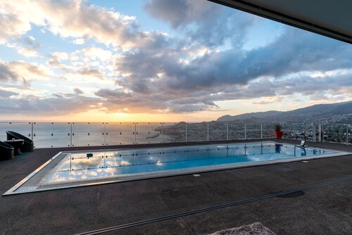 Funchal Harbour Home Holiday House with Sea View, Wi-Fi and Air Conditioning