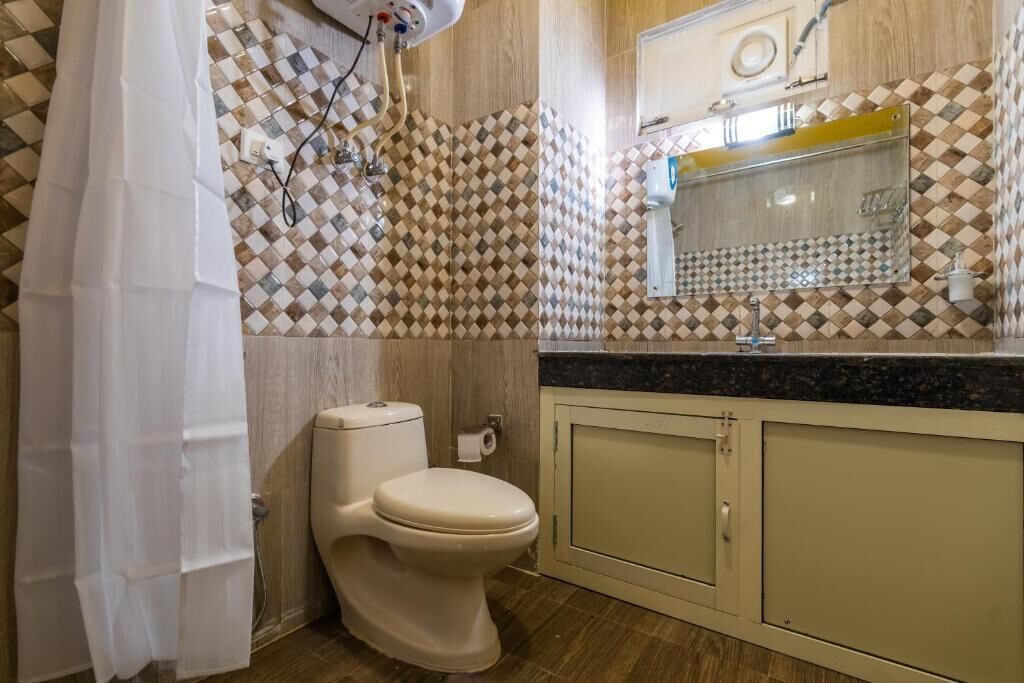 Une salle de bain avec des toilettes, un lavabo et un meuble.