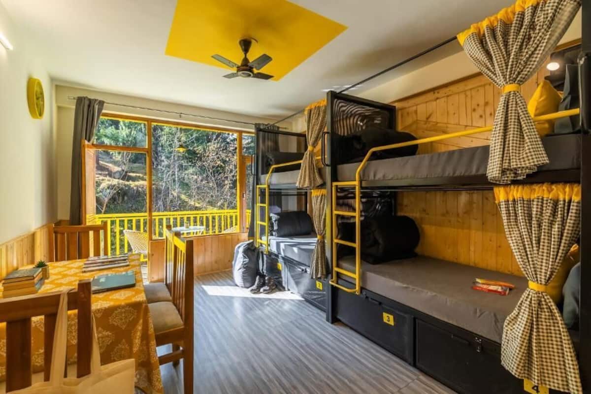 Delad sovsal - Junior - sovsal (män och kvinnor) - balkong - utsikt mot dalen (4 Beds) | Gratis wi-fi