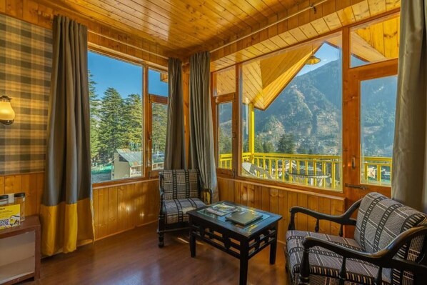 Habitación doble superior, balcón, vistas al valle | Sistema de insonorización, wifi gratis, ropa de cama