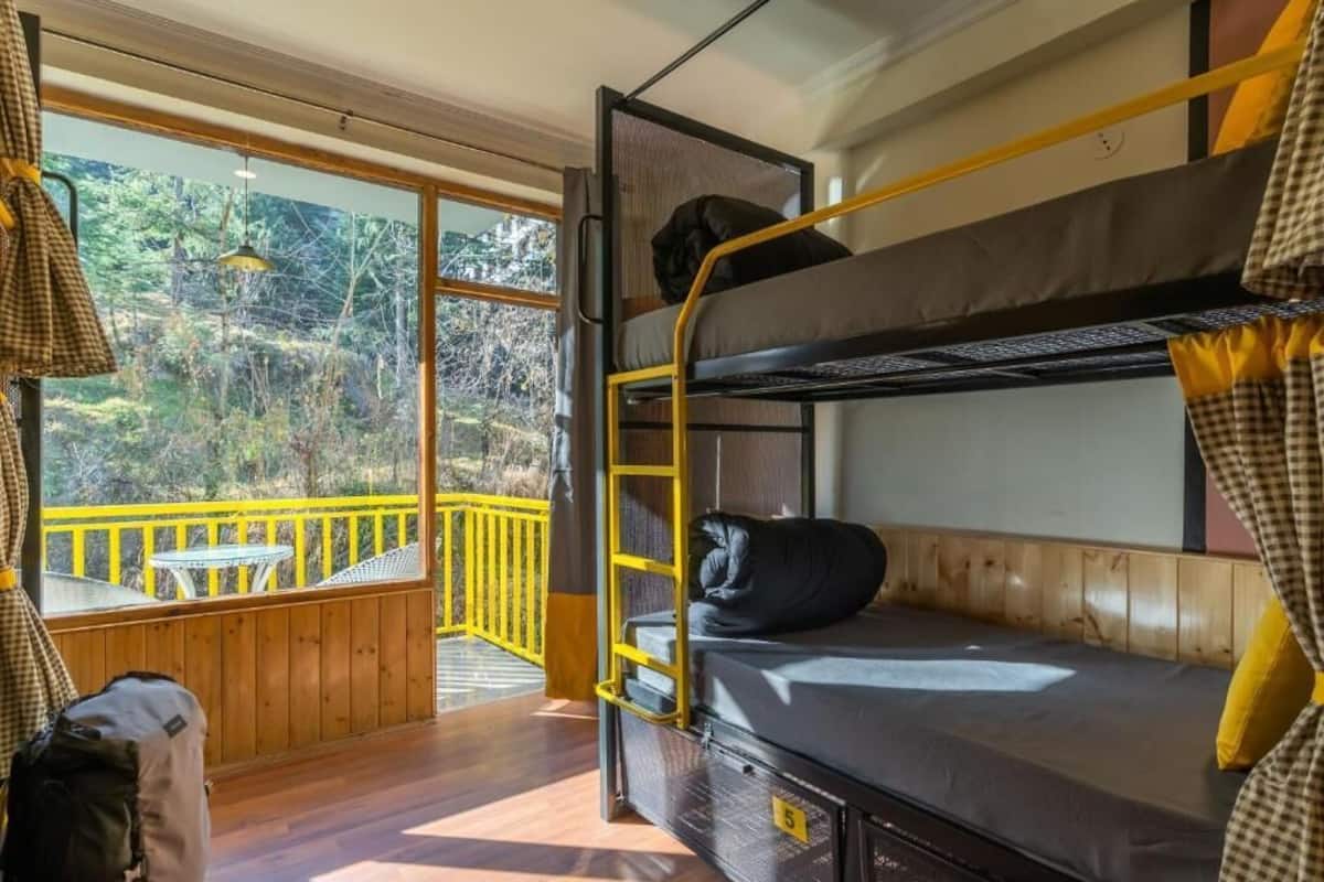 ベーシック 共同ドミトリー 男性限定 バルコニー (6 Beds) | 防音設備、WiFi (無料)、ベッドシーツ