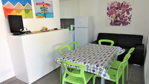 A compact kitchen with a dining area. - Apartment With Garden and Pool Access (San Michele al Tagliamento)