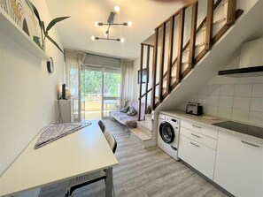 อพาร์ทเมนท์, 1 ห้องนอน, ระเบียง, วิวเมือง | บริการซักรีด