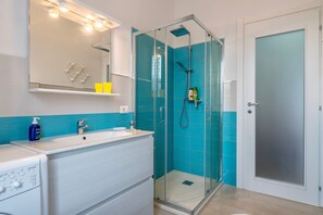 Shower, free toiletries, hair dryer, towels - Piera's Apartment In Alghero (Alghero)