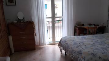 1 slaapkamer, een strijkplank/strijkijzer, wifi, beddengoed