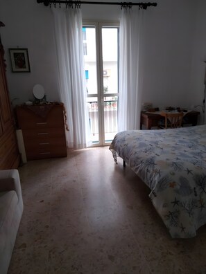 1 slaapkamer, een strijkplank/strijkijzer, wifi, beddengoed