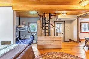 1 غرفة نوم ومكواة/لوح كي وواي فاي وملاءات أسرّة