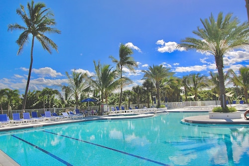 Beautiful 2 BR Condo - Oceanfront Community - Golf Course - Resort Pool w/ Tiki Bar