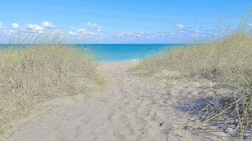 En la playa, toallas de playa y pesca