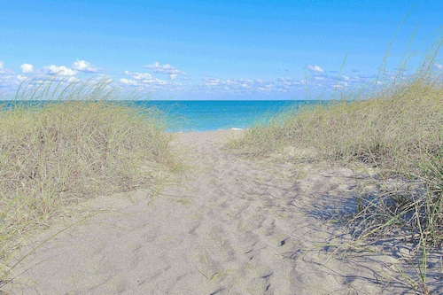 Coastal Oasis - Beautiful 2 Bed Condo - Oceanfront Community - Golf Course - Resort Pool w/ Tiki Bar