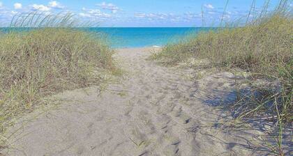 Coastal Oasis - Beautiful 2 Bed Condo - Oceanfront Community - Golf Course - Resort Pool w/ Tiki Bar