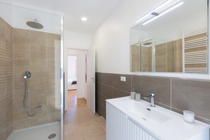 Apartment | Badezimmer | Kostenlose Toilettenartikel, Handtücher, Toilettenpapier