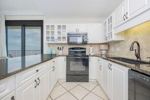 Kjøleskap, mikrobølgeovn, ovn og oppvaskmaskin