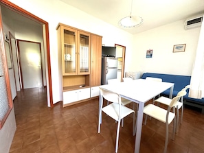 Appartement, 3 slaapkamers, balkon, uitzicht op tuin | Dineerruimte