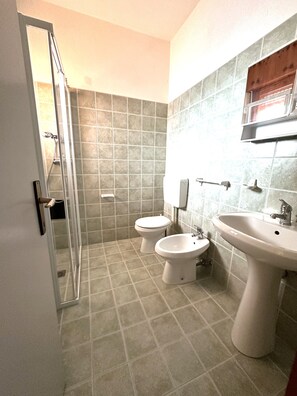 Apartamento, 3 quartos, sacada, vista para o jardim | Banheiro