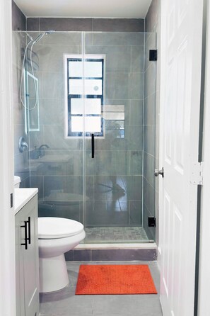 Shower, hair dryer, towels - After Hours - Wilton Drive and Jacuzzi (Wilton Manors)