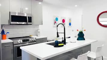 Frigorífico, microondas, placa de cocina y lavavajillas