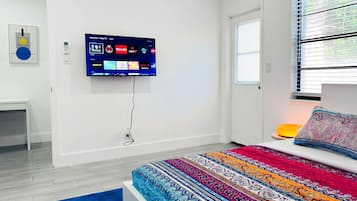 1 dormitorio, escritorio, tabla de planchar con plancha y wifi