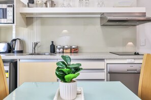 Kühlschrank, Mikrowelle, Herdplatte, Geschirrspüler