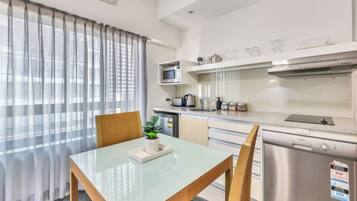 Fridge, microwave, stovetop, dishwasher