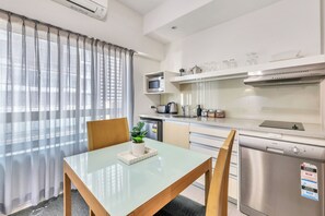 Fridge, microwave, stovetop, dishwasher