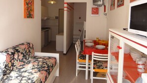 อพาร์ทเมนท์, 1 ห้องนอน, ลานระเบียง, วิวสวน | ห้องนั่งเล่น