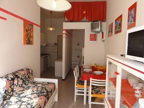 อพาร์ทเมนท์, 1 ห้องนอน, ลานระเบียง, วิวสวน | ห้องนั่งเล่น