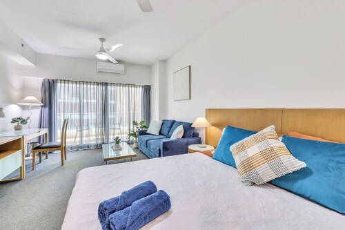 Inner City Apt with Pool & Free Parking by Tropical BNB