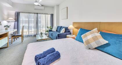 Inner City Apt with Pool & Free Parking by Tropical BNB