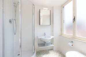 Apartment | Bathroom | Shower, rainfall showerhead, free toiletries, towels
