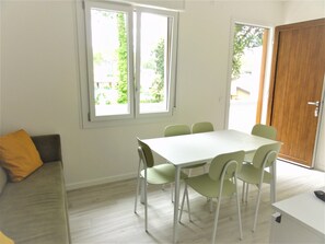 Dining room - Bright Flat With Garden and Pool (San Michele al Tagliamento)