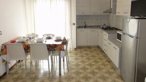 Apartment, 2 Bedrooms, Balcony, Ocean View | Ruang makan