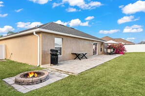 Outdoor dining -  Cozy 3-bedroom Spring Hill Retreat—Pets, Fire Pit & Quick Trips to Weeki Wachee (Spring Hill)