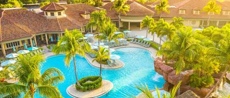 Una piscina al aire libre