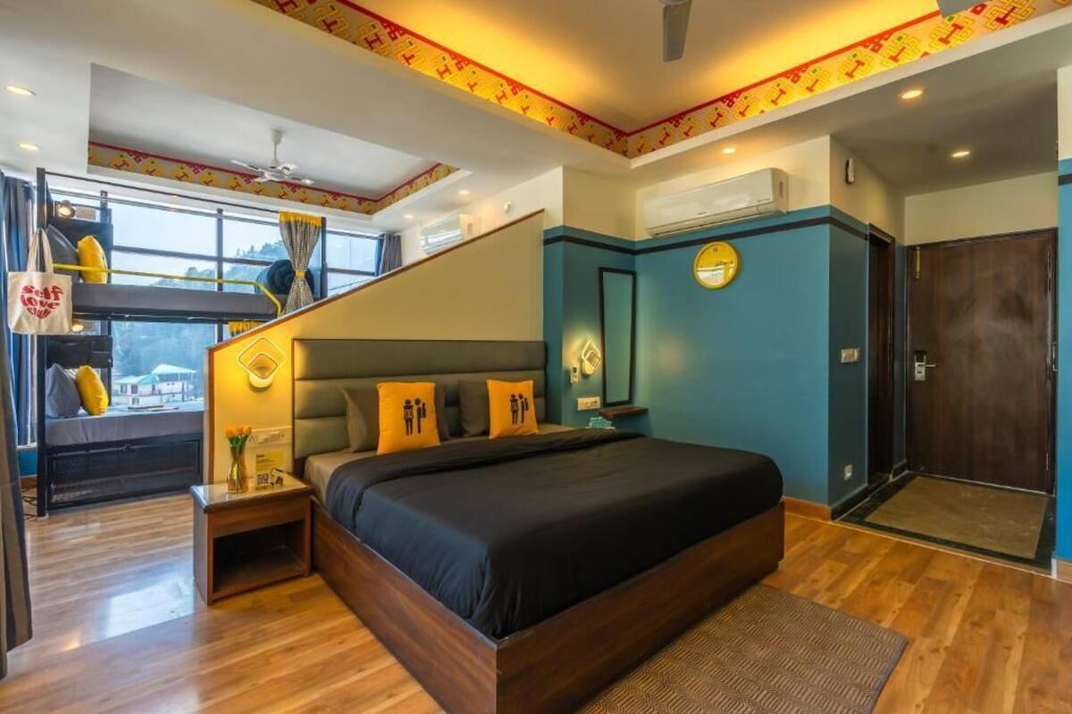 Standard Quadruple Room with Balcony and Mountain View | Escritorio, cortinas blackout y tabla de planchar con plancha