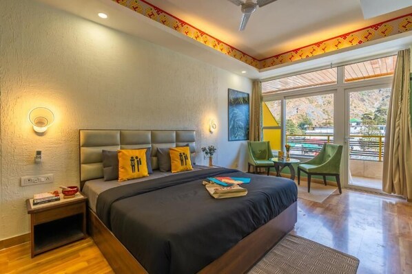 Superior Double Room with Balcony and Mountain View | Schreibtisch, Verdunkelungsvorhänge, Bügeleisen/Bügelbrett