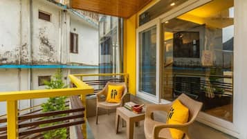 Bed in 6 Bed Mixed Dormitory with Balcony and Mountain View | Balcony