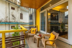 Bed in 6 Bed Mixed Dormitory with Balcony and Mountain View | Balcón